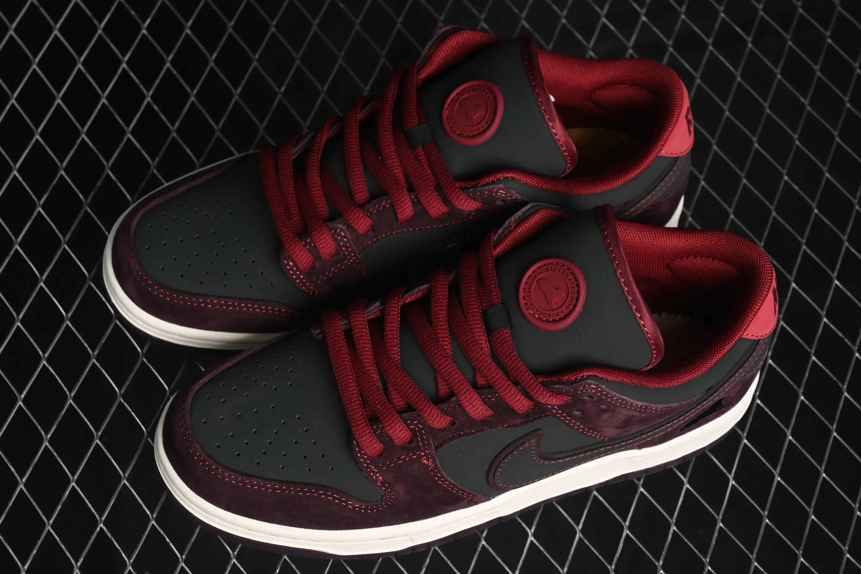 All categories Nk SB Dunk Series Nk SB Dunk Low low-top sneakers Riot Skateshop x Nk SB Dunk Low joint model Bordeaux red low-top casual sneakers FZ1289-200